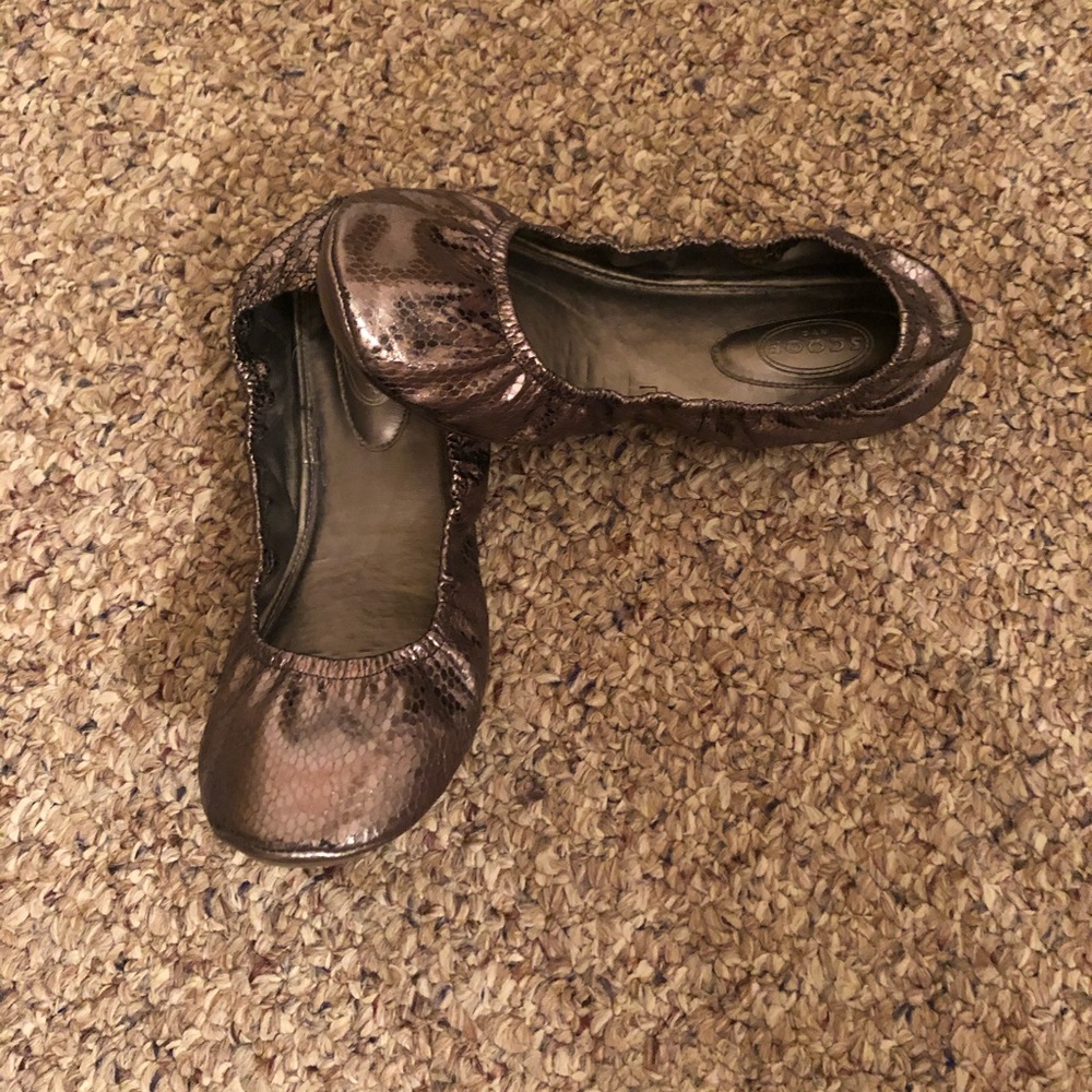 Scoop NYC Elasticized Ballet Flat - Silver